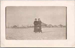 Foto postal vintage de la década de 1910 RPPC de dos bonitas damas jóvenes/escena fresca de invierno - Imagen 1 de 2