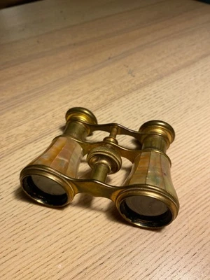 jumelles de théâtre anciennes en laiton avec décor en nacre naturelle. - Photo 1/3