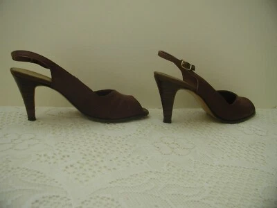 Tacones de cuero marrón con correa trasera y dedos abiertos, 7,5 N Foto 1 de 4