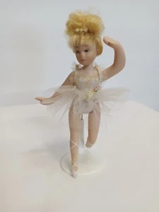 Muñeca bailarina de porcelana vintage articulaciones móviles juguete pelo rubio en soporte 6 pulgadas - Imagen 1 de 7
