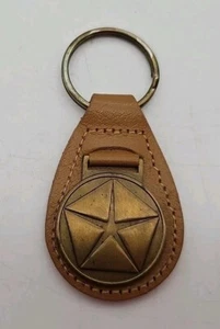 Llavero Vintage CHRYSLER PENTASTAR Logo Llavero CUERO Y LATÓN Correo Drop - Imagen 1 de 6