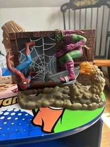 2006 Marvel Masterworks Spiderman vs Green Goblin Diorama Collectible - Picture 1 of 5