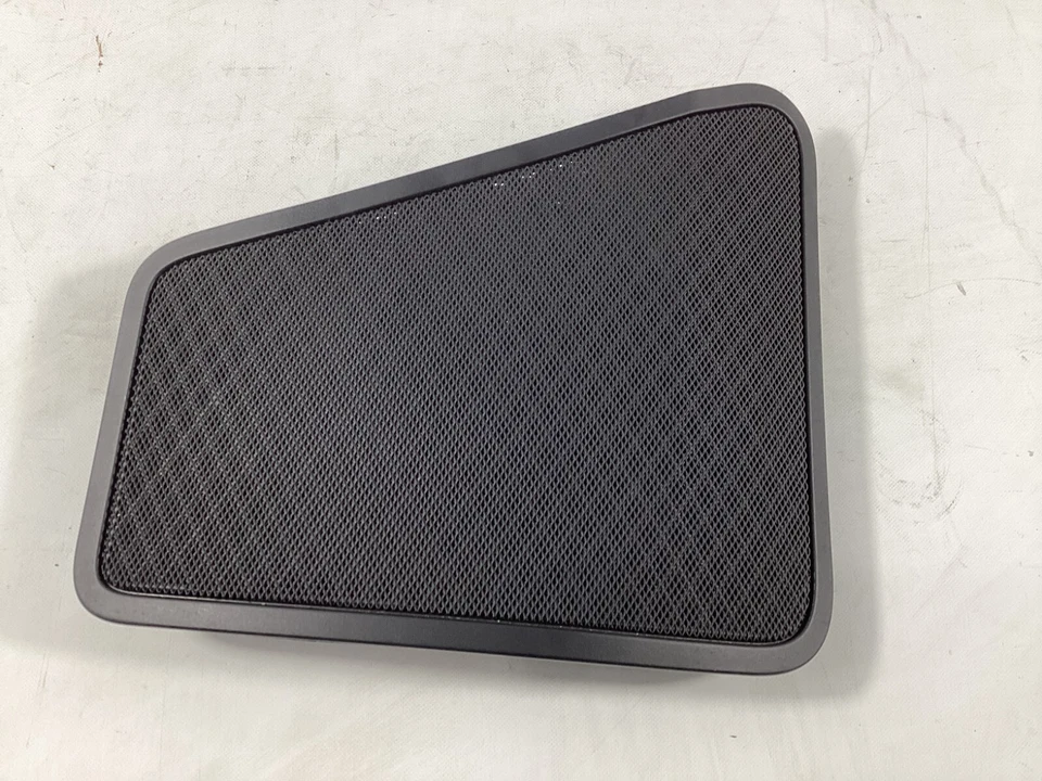 BMW 550i xDrive 2011-2016 cubierta trasera izquierda del lado del conductor cubierta de altavoz moldura OEM. Foto 1 de 4