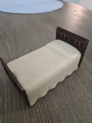 Vintage Renwal Plastic Dollhouse Furniture Bedroom Bed Brown w/ Cream Bedspread - Image 1 of 2