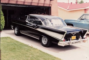 1957 Chevrolet Bel Air Hardtop schwarz Einfahrt Heckflossen 4x6 Foto - Bild 1 von 1