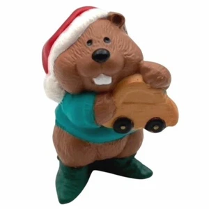 1995 Hallmark Christmas Merry Miniatures TOYMAKER BEAVER w Toy Car & Santa Hat - Bild 1 von 8