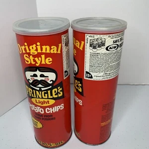 Menge 2 Vintage 80er Pringles leichte Kartoffelchips Blechdosen Deckel Requisite Erinnerungsstücke - Bild 1 von 14