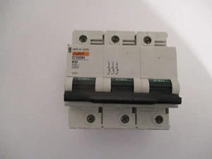 DISYUNTOR CIRCUITO MCB DE TRIPLE POLO MERLIN GERIN C120H B32 32 AMP 18420 15KA. - Imagen 1 de 1