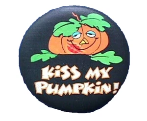 Hallmark BUTTON PIN Halloween Vintage KISS MY PUMPKIN JOL 1983 Funny Pinback - Picture 1 of 2