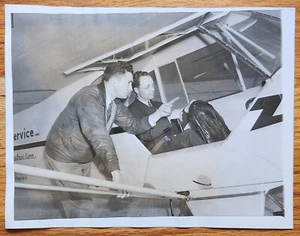Devon Francis recibe instrucciones finales antes del vuelo en solitario foto de prensa 1939 - Imagen 1 de 1