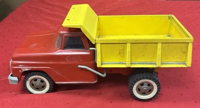Camión de volteo Tonka vintage de acero prensado en muy buen estado (faltan pegatinas para puertas, desgaste de pintura) Foto 1 de 4