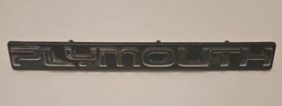 1993-1995 "Plymouth" Emblema Voyager Grill - P/N 4451657 - Único - COM PINOS - Imagem 1 de 4