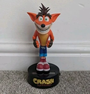 Figura/soporte NECA Crash Bandicoot Body Knocker 7" con energía solar (usado en muy buena condición) - Imagen 1 de 4