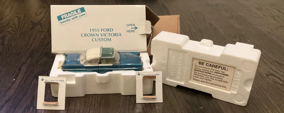 Coche fundido a presión Danbury 1955 Ford Crown Victoria personalizado 1:24 1/24 con caja Foto 1 de 1