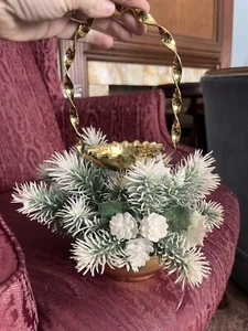 Centro de mesa de Navidad vintage de pino blanco cuenco de latón dorado decoración de invierno - Imagen 1 de 4