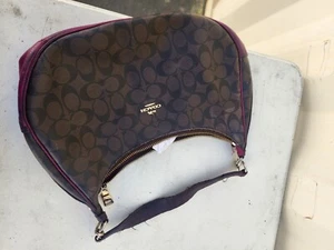 Gebrauchtwagen. Schultertasche, handgebraucht, hat Farbfleck im Knopf. - Bild 1 von 5