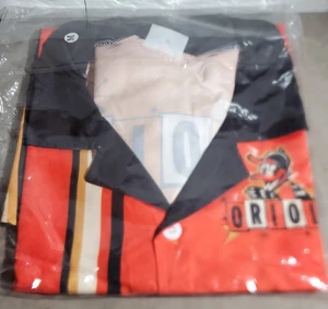 Camisa de boliche Baltimore Orioles. Sorteo promocional talla M. 5/30/25. Nuevo sin abrir - Imagen 1 de 2