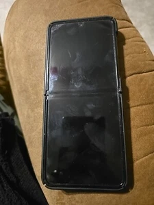 Samsung Galaxy Z Flip 4 - 5.12 GB - (Unlocked) - Picture 1 of 7