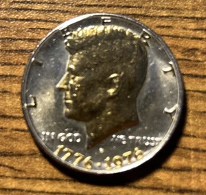 DANBURY MINT 1976 KENNEDY 24K GOLD - 999 SILVER PLATED HALF DOLLAR - Picture 1 of 4