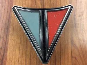 Original 65 66 Plymouth Valiant Grille Emblem 2449700 Driver/Survivor - Foto 1 di 6
