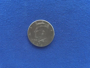 KENNEDY  HALF DOLLAR 2001 d BRILLIANT, UNC. GOLD TONE MATTE FINISH - Picture 1 of 3