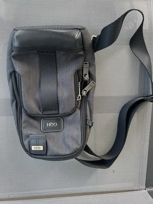 Bandolera Tumi Sling Foto 1 de 4