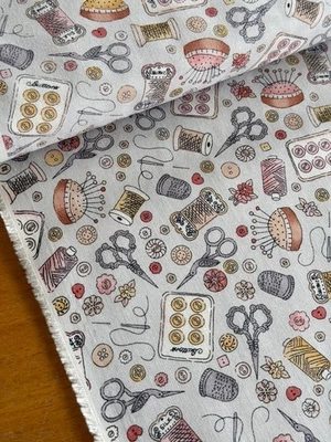 Makower Atelier Stoff Patchwork Nähmotive Garn Schere Stecknadeln Baumwolle bunt - Bild 1 von 4