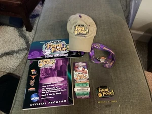 Biglietto Stub NCAA Final 4 NUOVO ORLEANS 2003 con cordino. Lotto spille programma, cappello, piatto - Foto 1 di 12