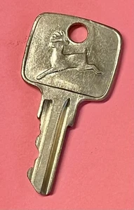 1 NOS Oldtimer Original JD John Deere Rasenmäher Traktor läuft Hirsch Chrom Schlüssel - Bild 1 von 3