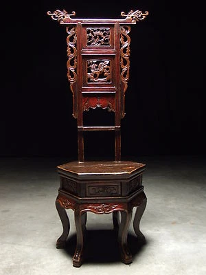 Perchero antiguo de dragón tallado con soporte de lavado del siglo XVII Foto 1 de 4