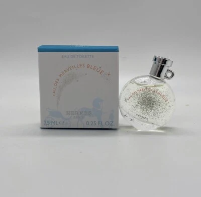 Hermes Des Merveilles Bleue Eau De Toiltette 7,5 ml/0,25 oz mini con cordón azul Foto 1 de 4