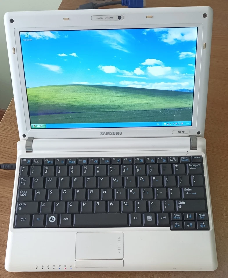 Samsung White N110 Netbook Laptop 10.1" 1GB 160GB Windows XP Bluetooth Wi-Fi - Image 1 of 4