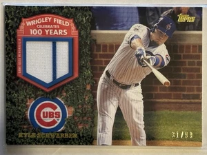 Camiseta deportiva parche KYLE SCHWARBER 2016 Topps 100 años WRIGLEY #/99 novato #WRIGR-KS - Imagen 1 de 2