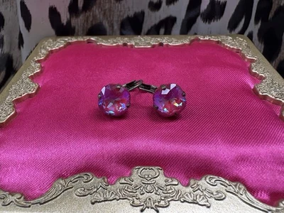 Pendientes Sorrelli Halcyon Corte Cojín Alfombra Roja Delite Rosa Oscuro Oro Antiguo Foto 1 de 3