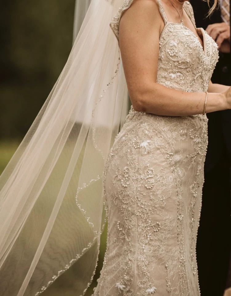 Vestido de novia, Casablanca nupcial, vestido de novia con cuentas, vestido ajustado y acampanado Foto 1 de 4