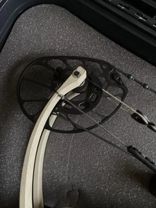 PSE Carbon Levitate Compound Bow - Picture 1 of 5