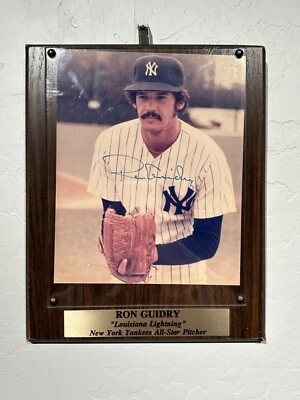 Foto autografiada de Ron Guidry en una placa Yankees Foto 1 de 2