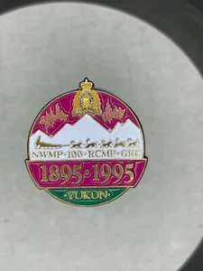 Nuevo con etiquetas 100 RCMP GRC 1895-1995 Yukon Real Canadiense Montado Policía Sombrero Solapa Pin - Imagen 1 de 2