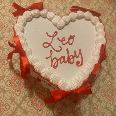 Pastel vintage rojo y blanco hecho a mano en forma de corazón, 7” “Leo Baby” Foto 1 de 4