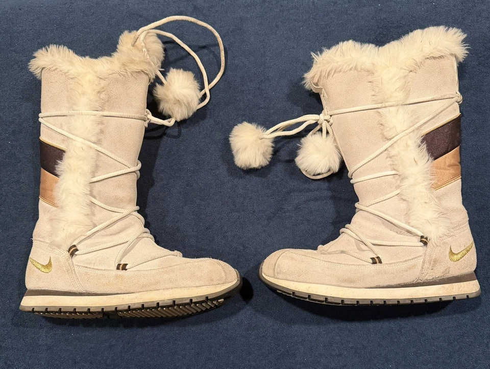 复古 2006 女式白色耐克麂皮绒中筒冬季靴 Pom Pom 侧拉链 8.5 — 第 1/4 张图片