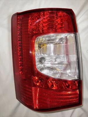 Luz trasera para conductor Chrysler Town & Country LH 2011-2016 OEM 05182531AE genuina Foto 1 de 4