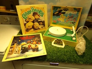 CABBAGE PATCH KIDS 2 VINYL RECORDS AND RECORD PLAYER TESTED WORKS FINE - Picture 1 of 7