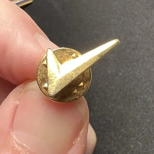 Pin de solapa vintage a cuadros tono dorado - Imagen 1 de 4