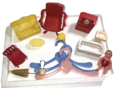 Lote Muebles Miniatura Renwal Vintage Años 60 Radio Oficina Silla Casa de Muñecas Foto 1 de 4