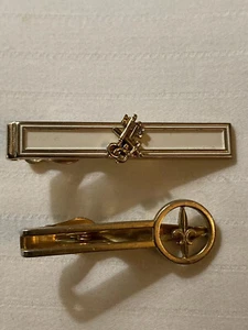 Lote de 2 clips de corbata firmados SWANK flor de lis en tonos dorados y dorados con esmalte blanco - Imagen 1 de 6