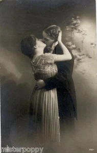 Innamorati si Baciano Vera foto Lovers Kiss Real Photo PC Circa 1910 - Imagen 1 de 1