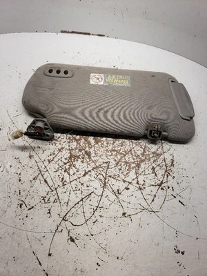 Parasol izquierdo usado se adapta a: Nissan Máxima Sdn 2001 iluminado L. con puerta de garaje abierta Foto 1 de 4