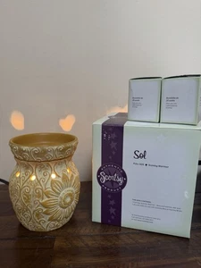 Usado en Excelente Condición Scentsy Sol Calentador Tamaño Completo Caja Plato Bombillas Extra Girasol Funciona Limpio - Imagen 1 de 16