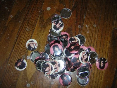 LOTE DE 54 BOTONES MOTLEY CRUE VINTAGE 1985 ERA TEATRO DEL DOLOR AL POR MAYOR Foto 1 de 4