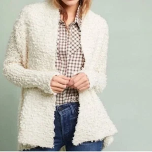 Anthropologie Akemi + Kin Bernadette Creme Struktur Strick Cardigan Gr. S Pullover - Bild 1 von 10